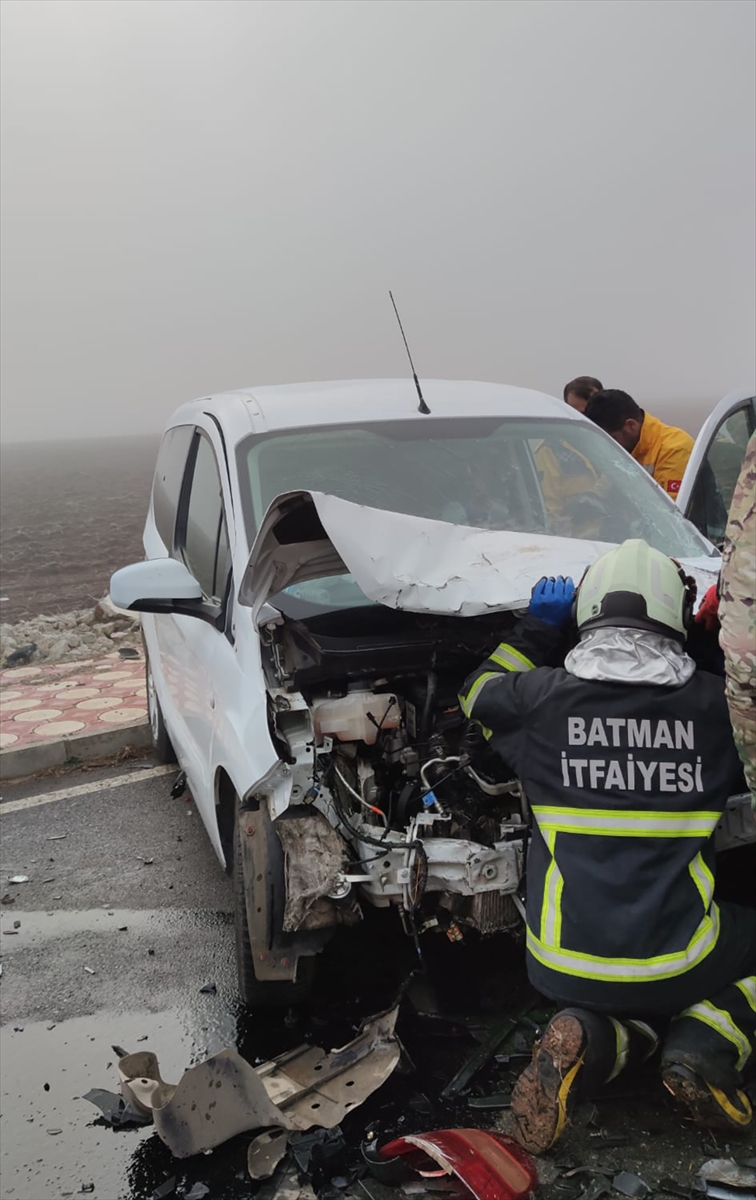 Batman'da hafif ticari araç ile otomobil çarpıştı, 1 kişi öldü, 4 kişi yaralandı