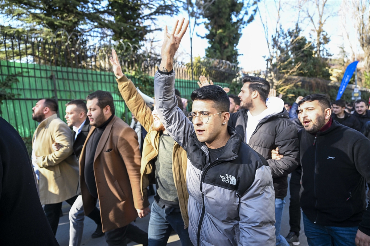 Bazı sivil toplum kuruluşları İsveç'te Kur'an-ı Kerim yakılmasını protesto etti