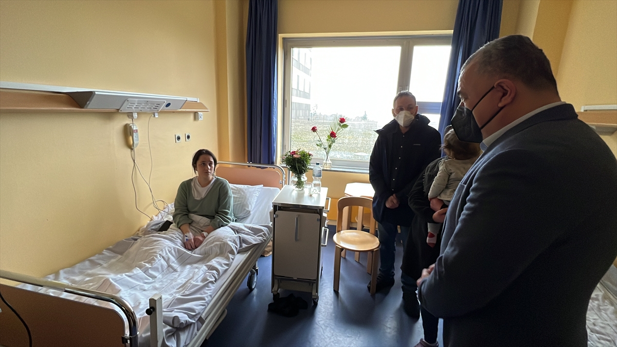 Berlin Büyükelçisi Şen, Almanya'da komşularının saldırısına uğrayan aileyi ziyaret etti