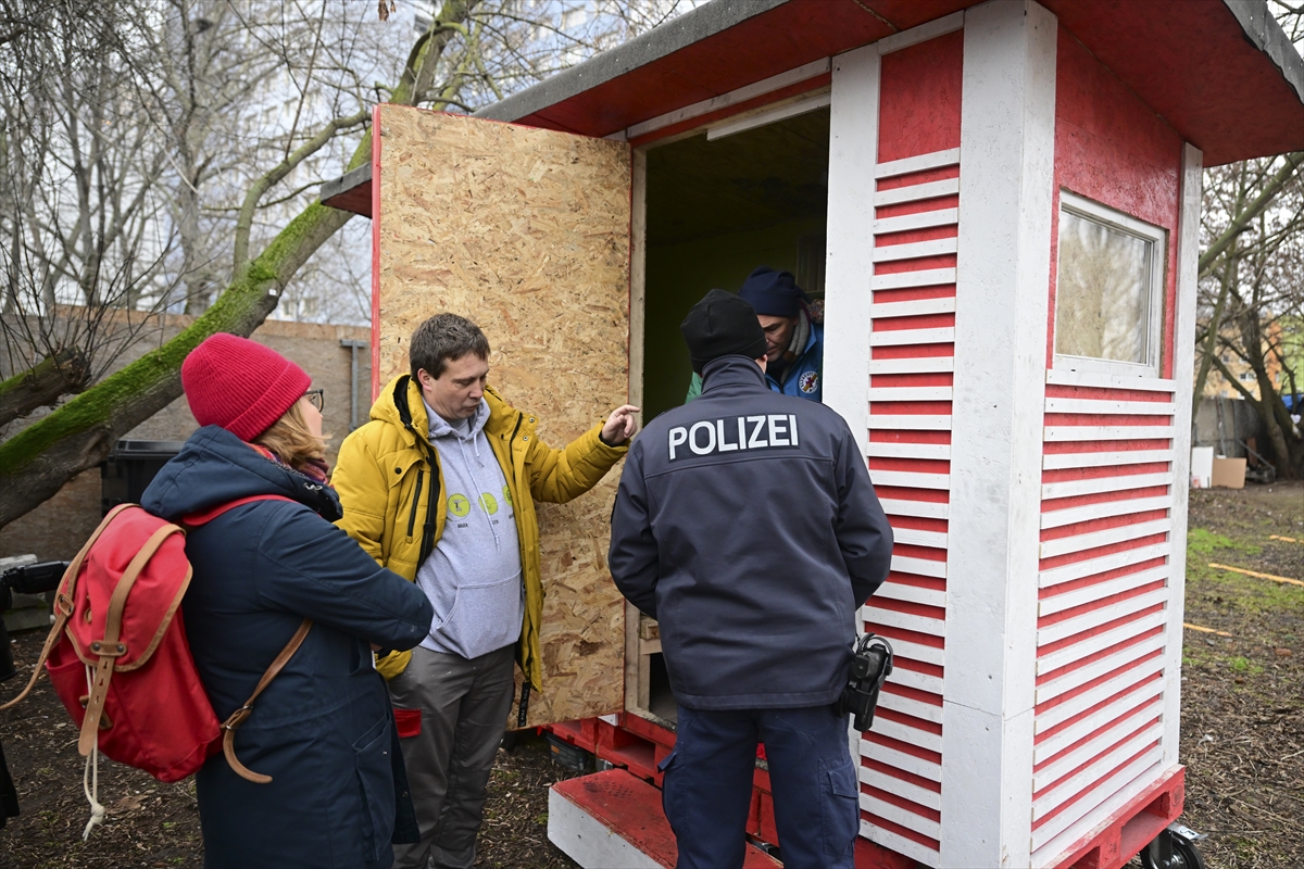 Berlin’de model proje kapsamında evsizlerin kalabileceği 3 “küçük ev” kuruldu