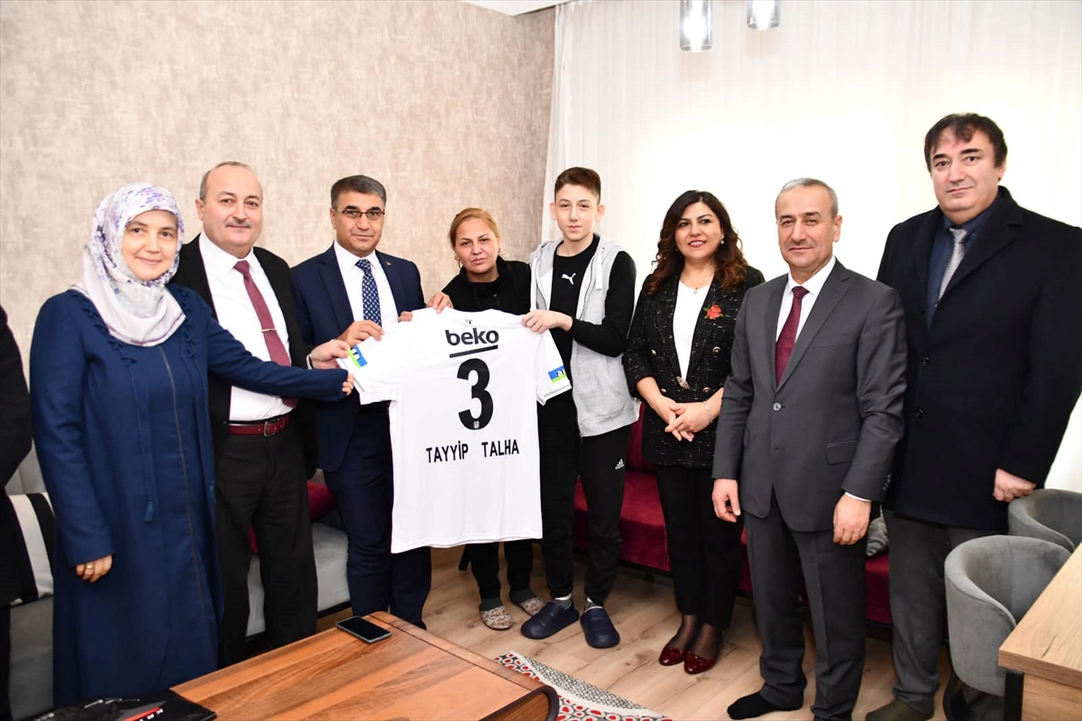 Beşiktaşlı futbolcu Tayyip Talha'dan evde eğitim alan öğrenciye karne hediyesi