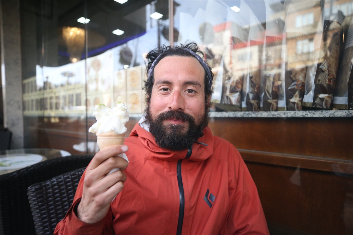 Bisikletle tura çıkan Şilili çift Kahramanmaraş'ta dondurma için mola verdi