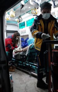 - Ekiplerin çalışmasıyla hastaneye ulaştırılan Süheyla Toprak, bir kız çocuğu