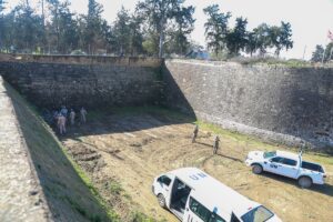 - Vatandaşlar, saha girişlerine dikenli tel çekilmesine tepki gösterdi