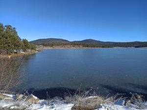 BOLU (AA) – Bolu'nun Aladağ Yaylası'nda bulunan göletin yüzeyi, hava