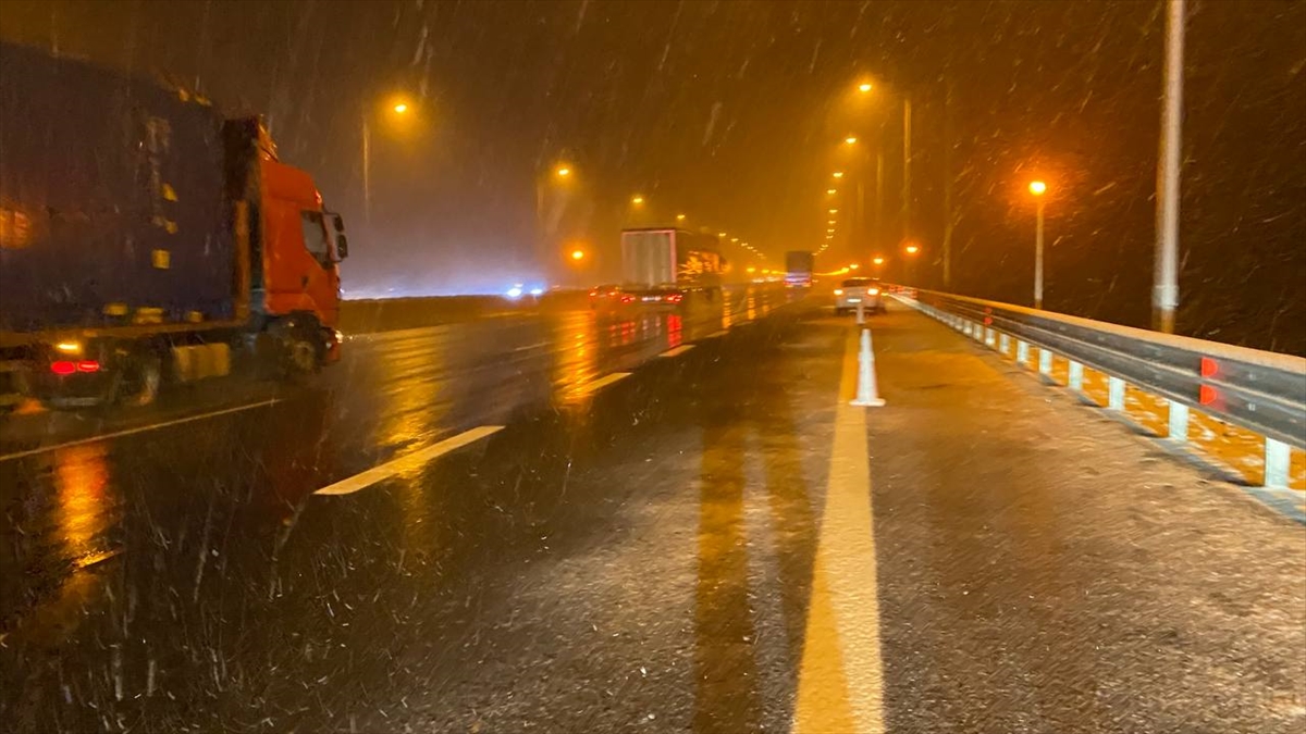 Bolu Dağı'nda kar yağışı aralıklarla sürüyor