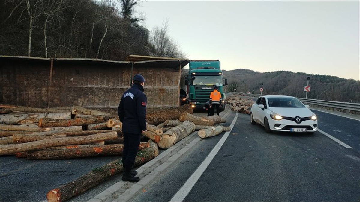 Bolu Dağı'nda tomruk yüklü kamyonun devrilmesi sonucu 2 kişi yaralandı