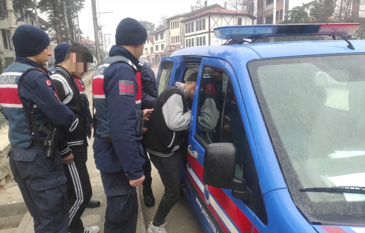 Bolu'da çalıntı otomobille kaza yapan 2 kişi otobüs terminalinde yakalandı
