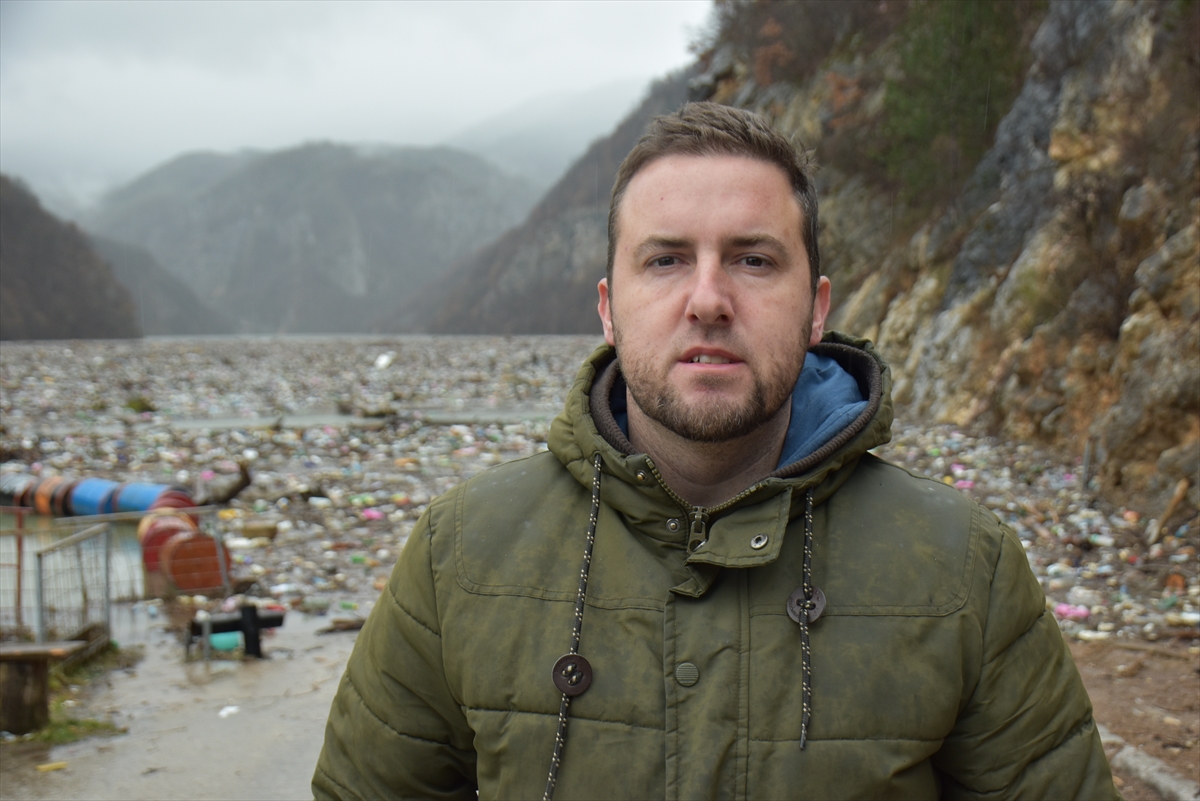 Bosna Hersek'te Drina Nehri'nin yüzeyi çöp ve atıklarla kaplandı