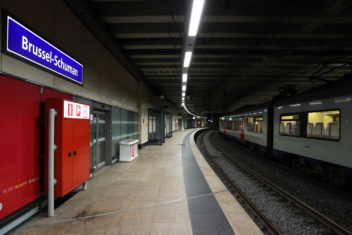 Brüksel'de AB kurumlarının bulunduğu Schuman Meydanı'ndaki metro istasyonunda bıçaklı saldırı