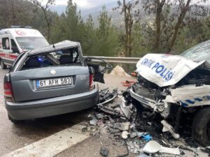 BURDUR (AA) – Burdur'un Ağlasun ilçesinde polis aracıyla otomobilin çarpışması