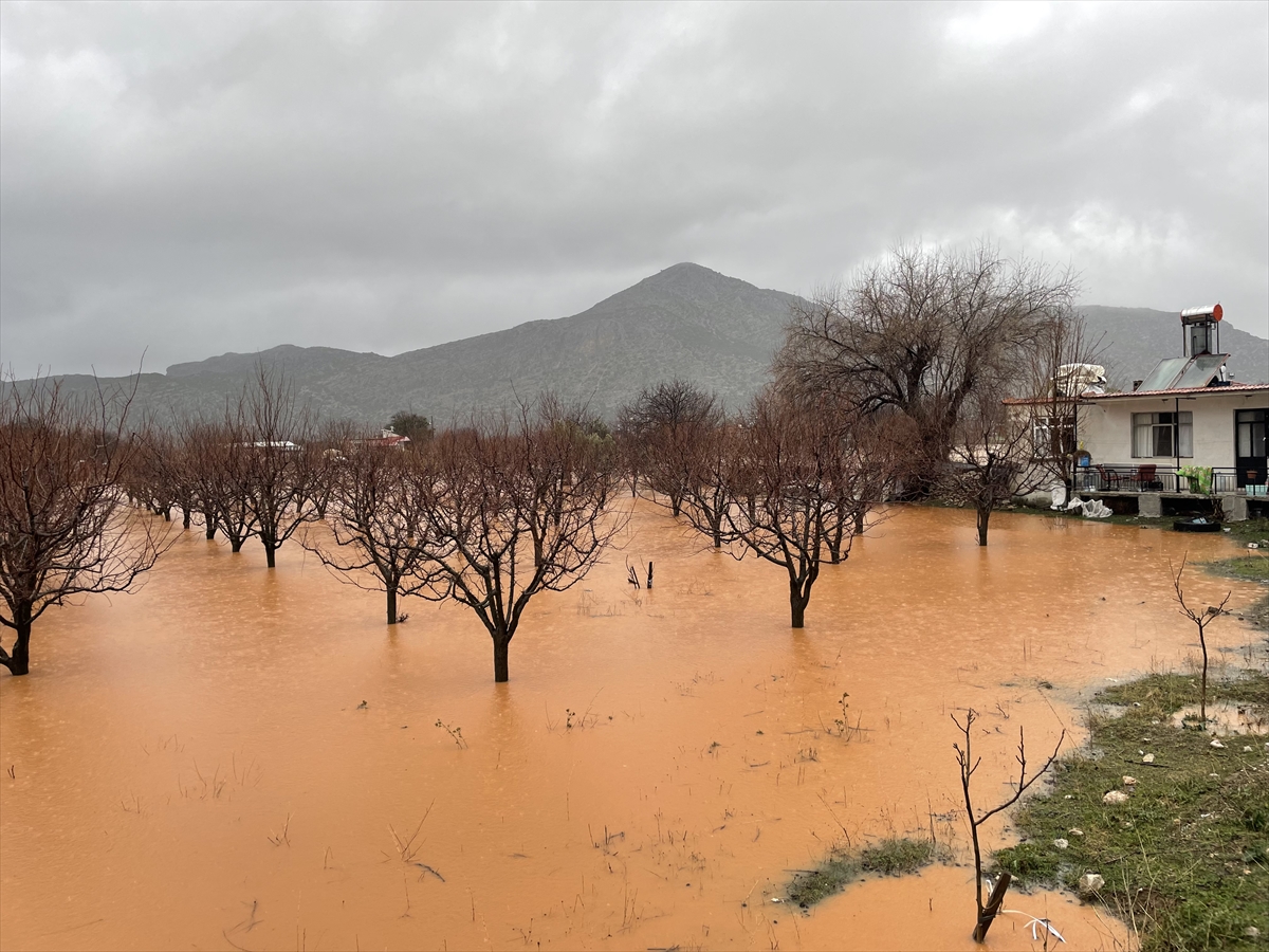 Burdur'da sağanak su baskınlarına neden oldu