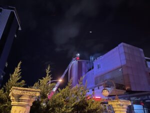 BURSA (AA) – Bursa'da bir alışveriş merkezinin çatısında çıkan yangın