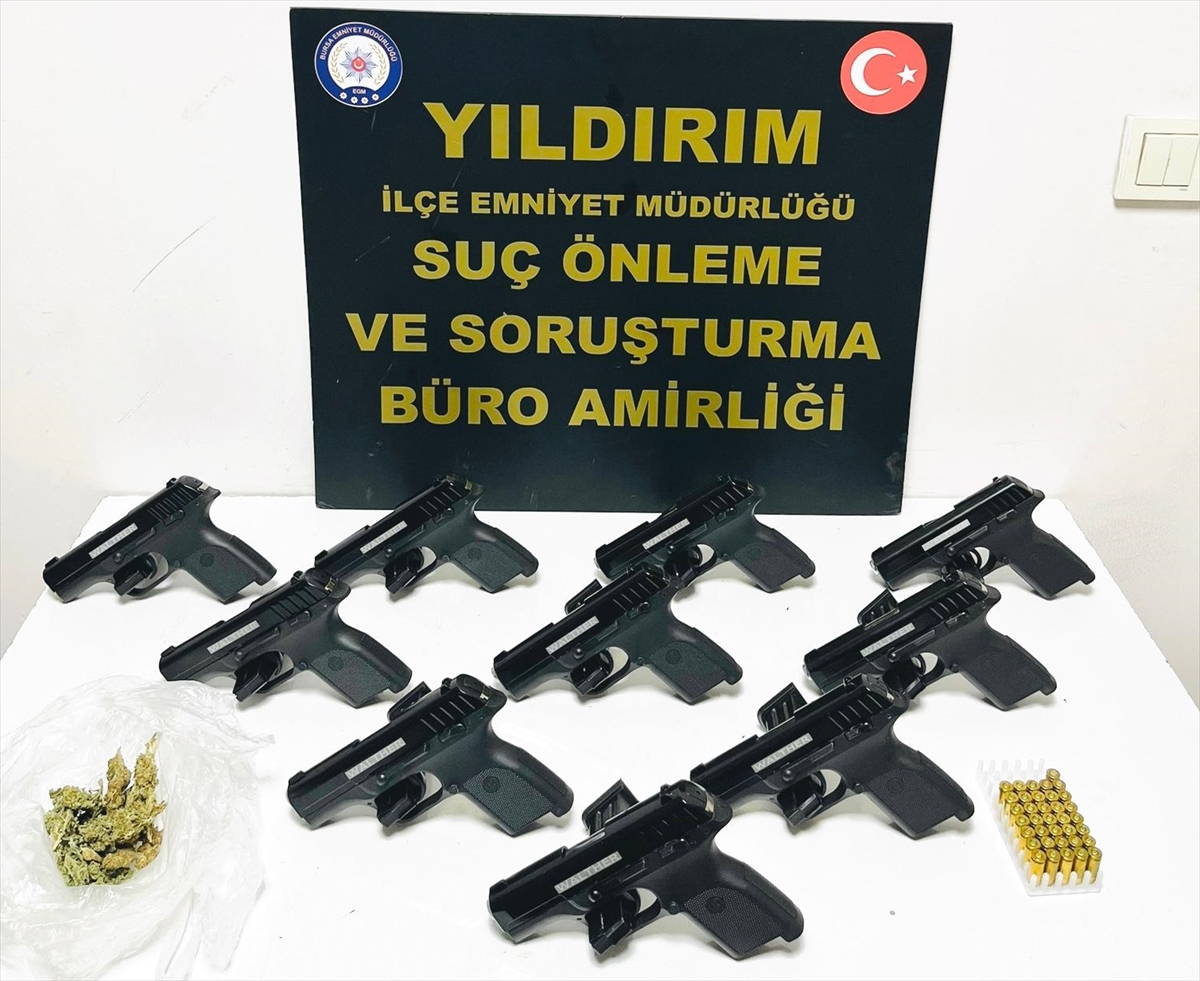 Bursa'da bir iş yerinde ve araçta 10 tabanca bulundu