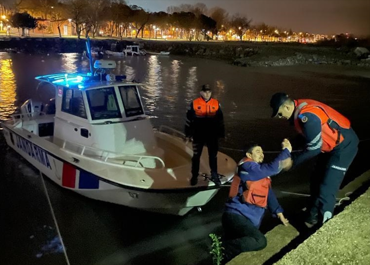 Bursa'da İznik Gölü'nde mahsur kalan 2 kişiyi jandarma kurtardı