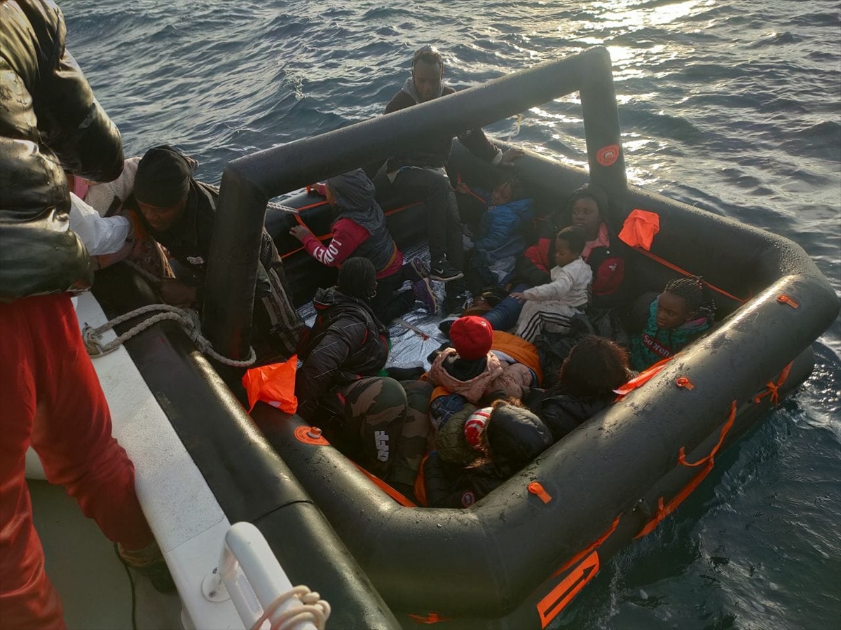Can salında yardım bekleyen 15 düzensiz göçmen kurtarıldı