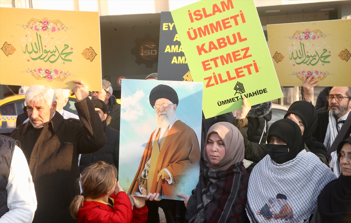 Charlie Hebdo'nun Hamaney karikatürleri İstanbul'da protesto edildi