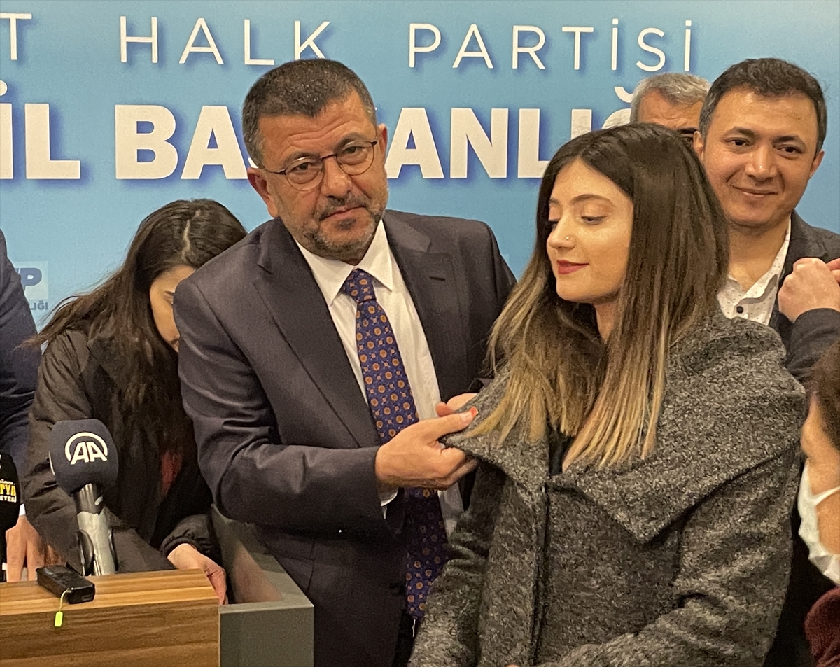 CHP Genel Başkan Yardımcısı Ağbaba, Malatya'da partisine üye olanlara rozet taktı: