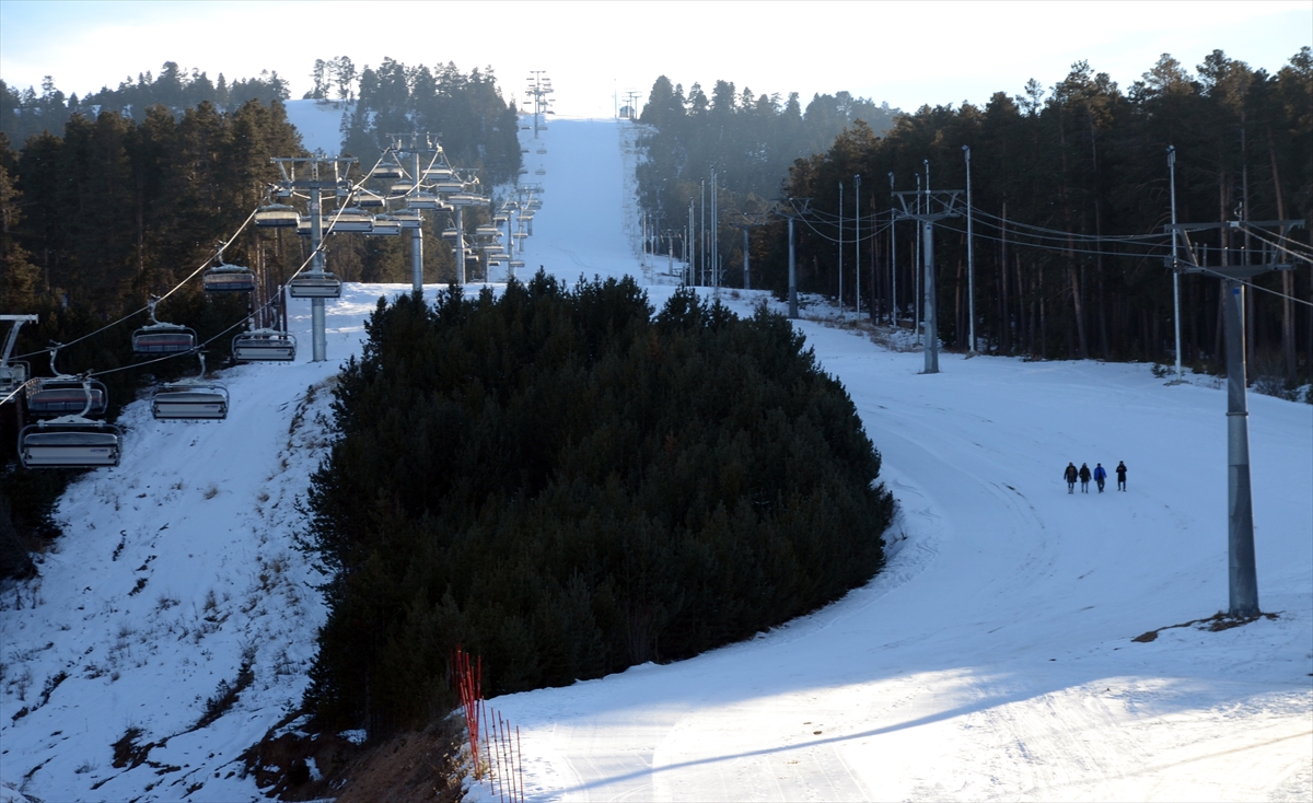 Cıbıltepe'de sezon açılmasa da tatilciler kayak keyfi yaşadı