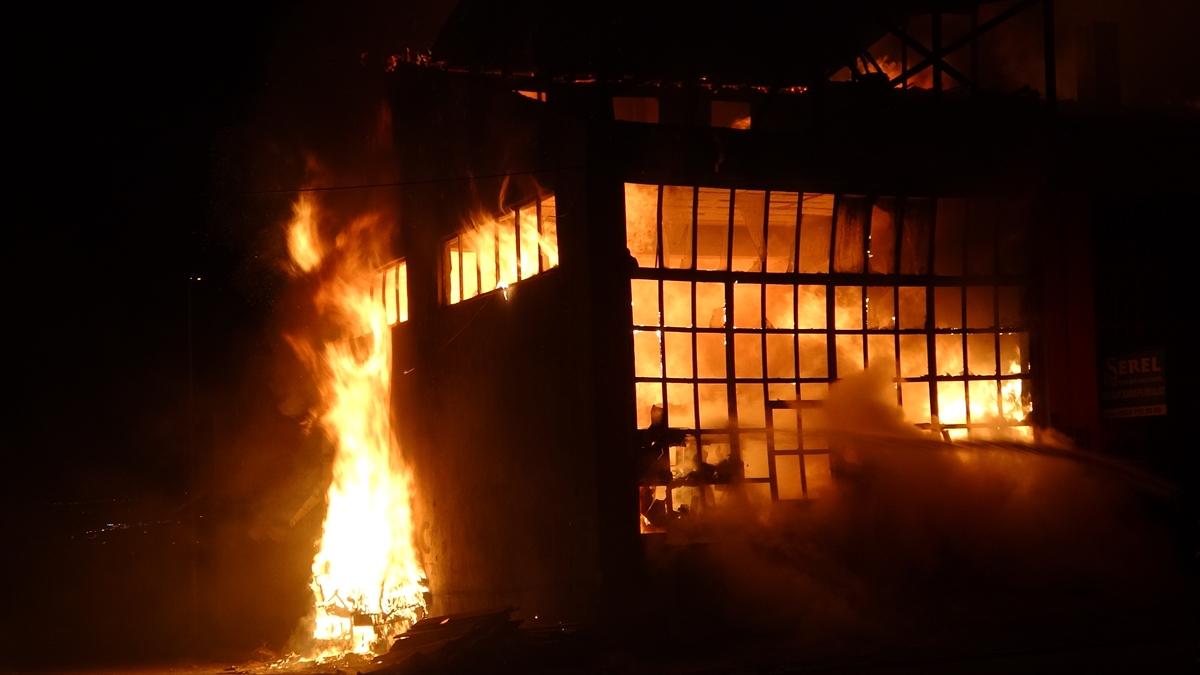Çorum Sanayi Sitesi'ndeki iş yeri yangını 4 saatte söndürüldü