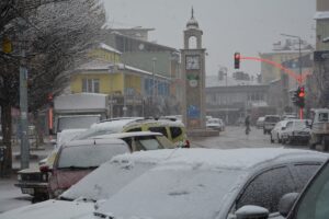 ÇORUM (AA) – Çorum kent merkezi ile bazı ilçelerinde kar