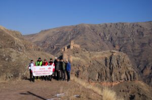 ARDAHAN (AA) – Ardahan'ın Çıldır ilçesindeki Karaçay Kanyonu'nda dağcılar, kayalıkların