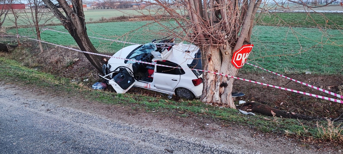 Denizli'de devrilen otomobildeki 1 kişi öldü, 2 kişi yaralandı