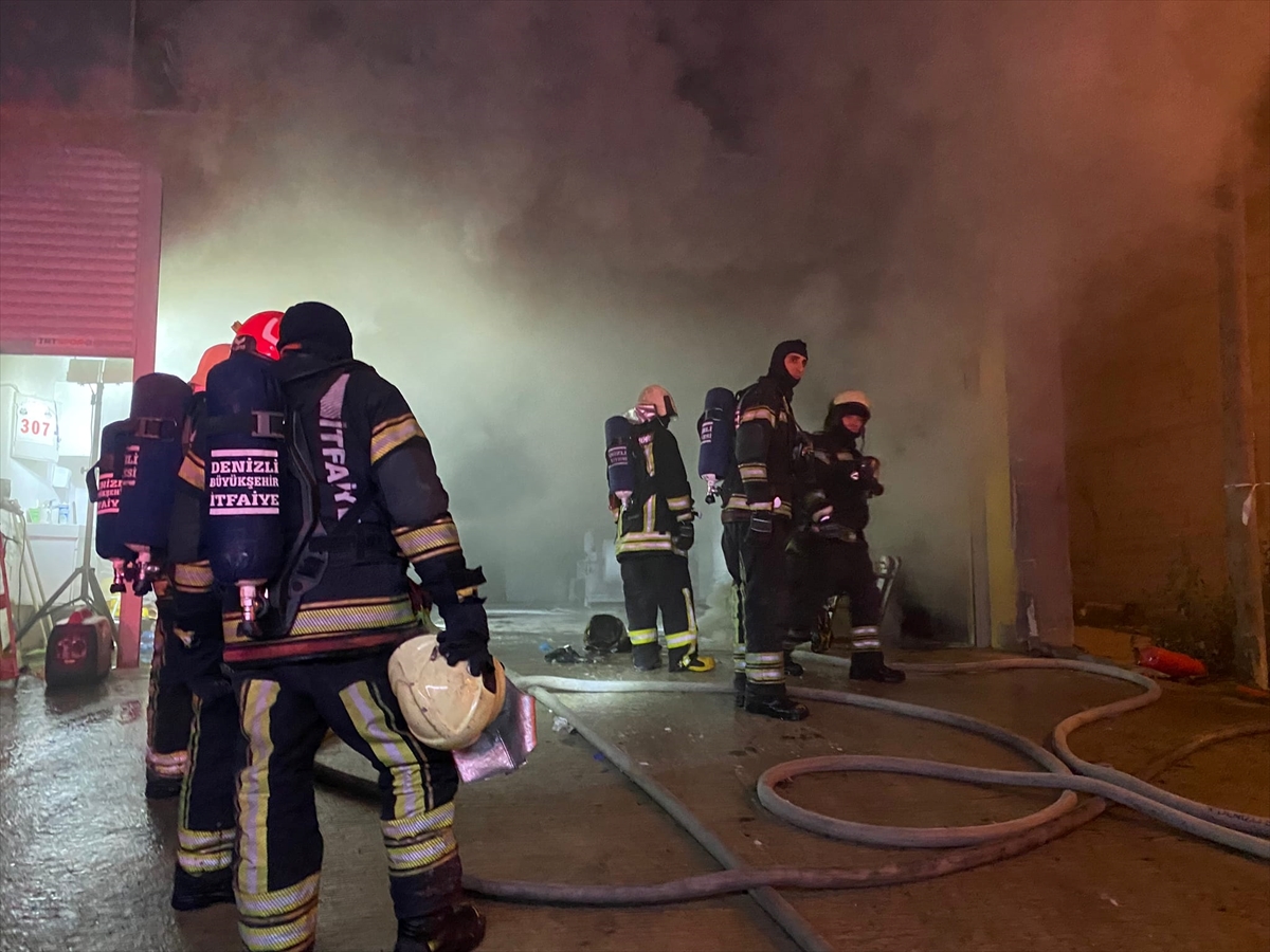 Denizli'de medikal malzeme fabrikasının deposunda çıkan yangın söndürüldü