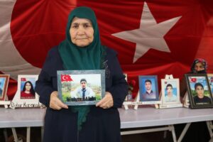 DİYARBAKIR (AA) – Dağa kaçırılan çocukları için HDP il binası