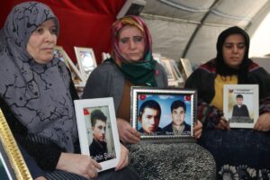 DİYARBAKIR (AA) – Dağa kaçırılan çocukları için HDP il binası