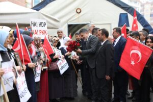 - İstanbul'dan Diyarbakır'a gelen 2 aile, kandırılarak dağa götürülen evlatları