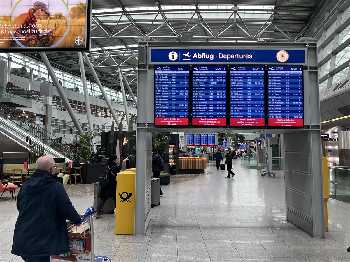 Düsseldorf Havalimanı'ndaki bir günlük grev nedeniyle uçuşların üçte biri iptal oldu