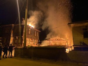 DÜZCE (AA) – Düzce'nin Akçakoca ilçesinde ahırda çıkan ve ahşap