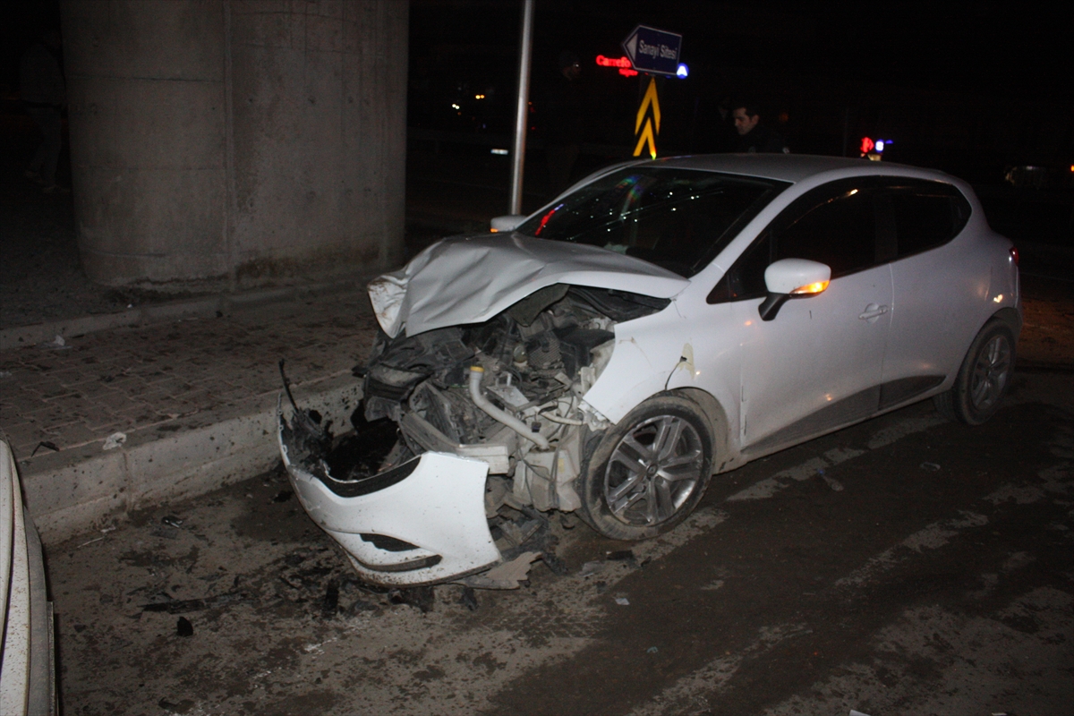 Edirne'de kamyonetle çarpışan otomobildeki 3 kişi yaralandı