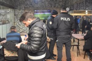 ERZİNCAN (AA) – Erzincan'da polis ekiplerince düzenlenen uygulamalarda, 9 düzensiz