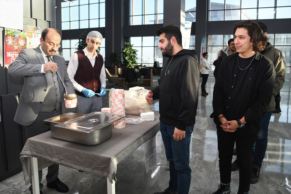 Erzurum Teknik Üniversitesi Rektörü'nden sınavlara hazırlanan öğrencilere çorba sürprizi
