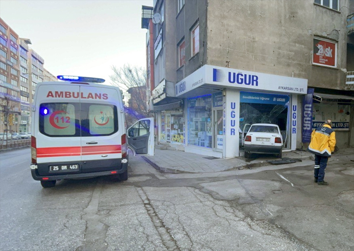 Erzurum'da kontrolden çıkan otomobil iş yerine girdi