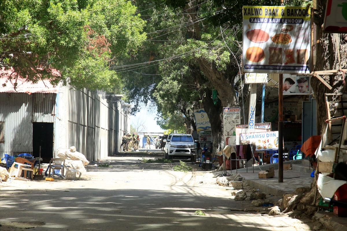 Eş-Şebab, Somali'nin başkentinde bölge idare merkezine bombalı saldırı düzenledi