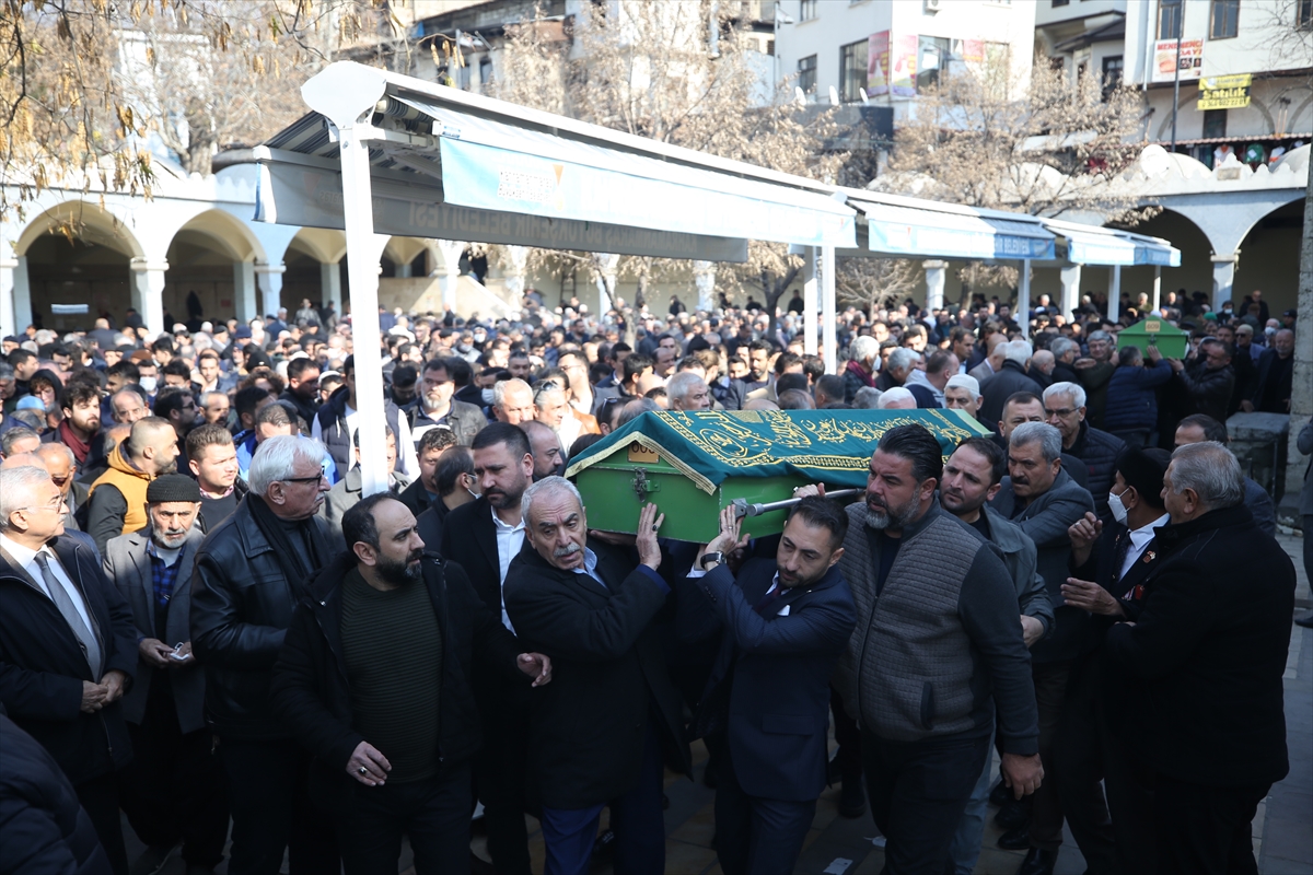 Eski milletvekili Dedeoğlu'nun evlerinde ölü bulunan ağabeyi ve yengesi toprağa verildi