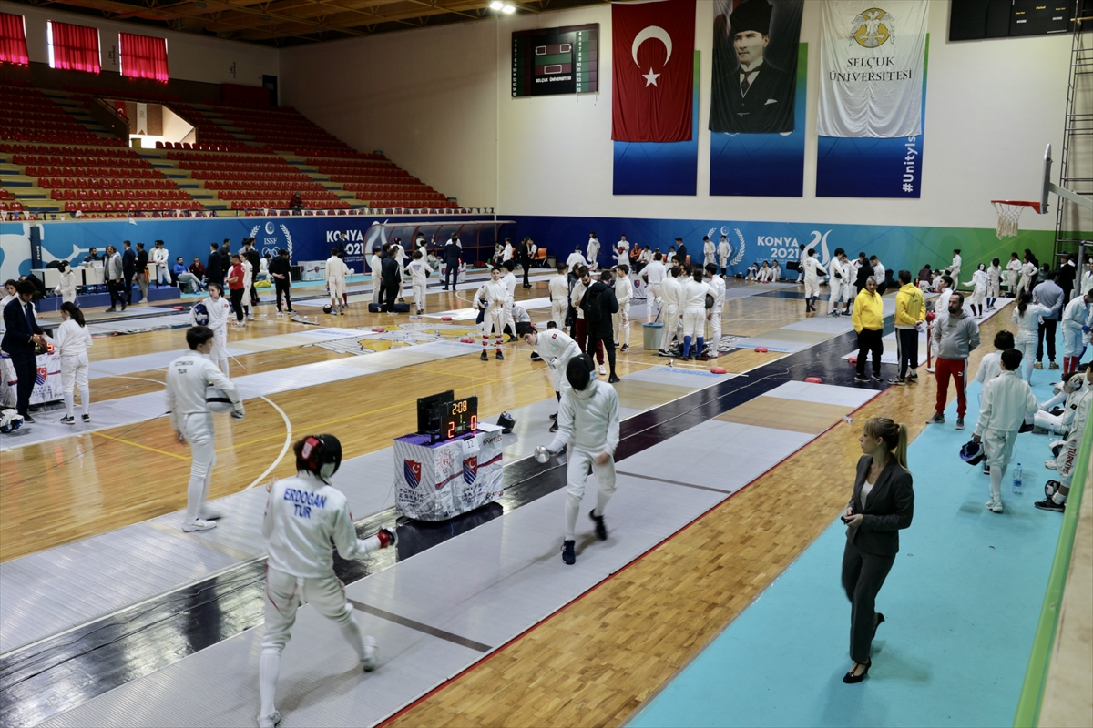 Eskrimde Yıldızlar ve Gençler Epe Federasyon Kupası, Konya'da başladı