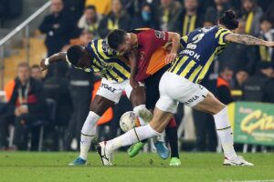 - Fenerbahçe: 0 - Galatasaray: 1  (İlk yarı)