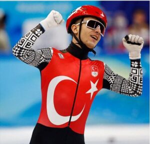 - 1000 metrede üçüncü olan Furkan Akar, organizasyon tarihinde madalya