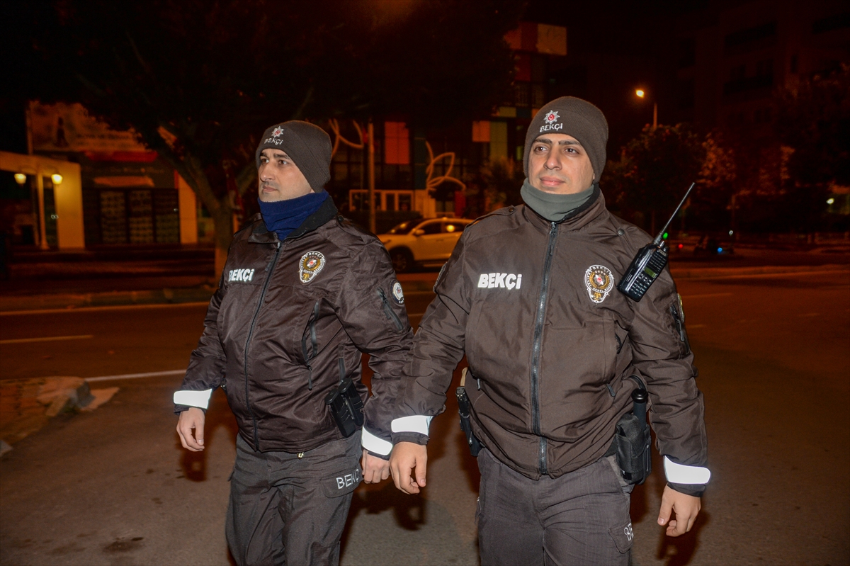 Gece sokaklarda güven veriyor, gündüz salonda şampiyonlar yetiştiriyor