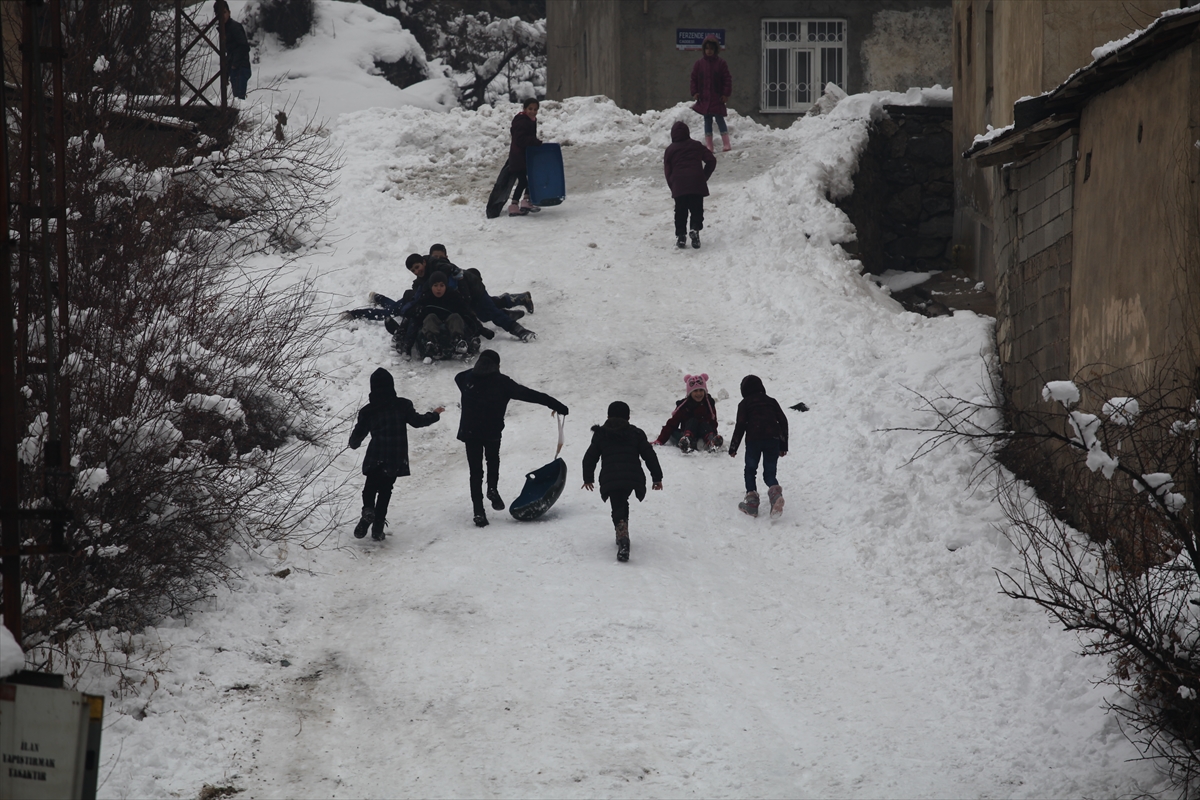 Hakkari'de çocuklar plastik bidon, poşetlerle kayarak eğlendi