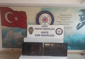 - Şüphelilerin televizyonları çalma anı güvenlik kamerasınca kaydedildi