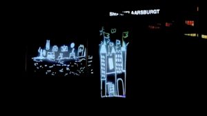 - Kentin farklı noktalarına yerleştirilen eserleri yansıtan ışık gösterileri, 29