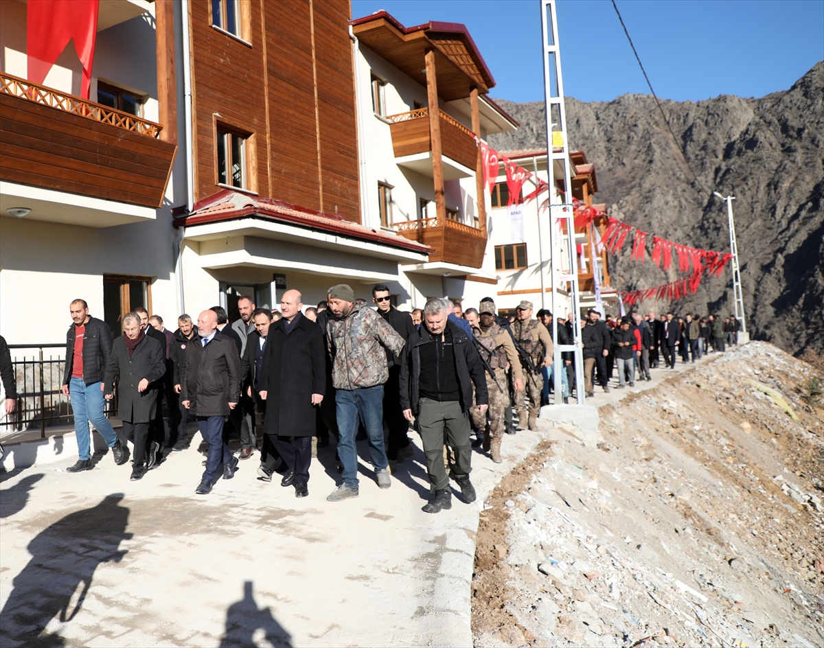 İçişleri Bakanı Soylu, Yusufeli'nde yangınzedeler için inşa edilen konutlarda inceleme yaptı