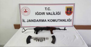 IĞDIR (AA) – Iğdır'da aracında kalaşnikof ele geçirilen sürücü jandarma