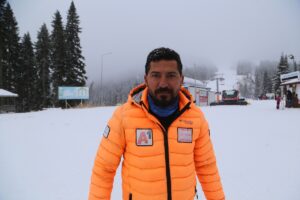 - Kayak merkezlerine yarı yıl tatili dolayısıyla gelen ziyaretçiler pistten