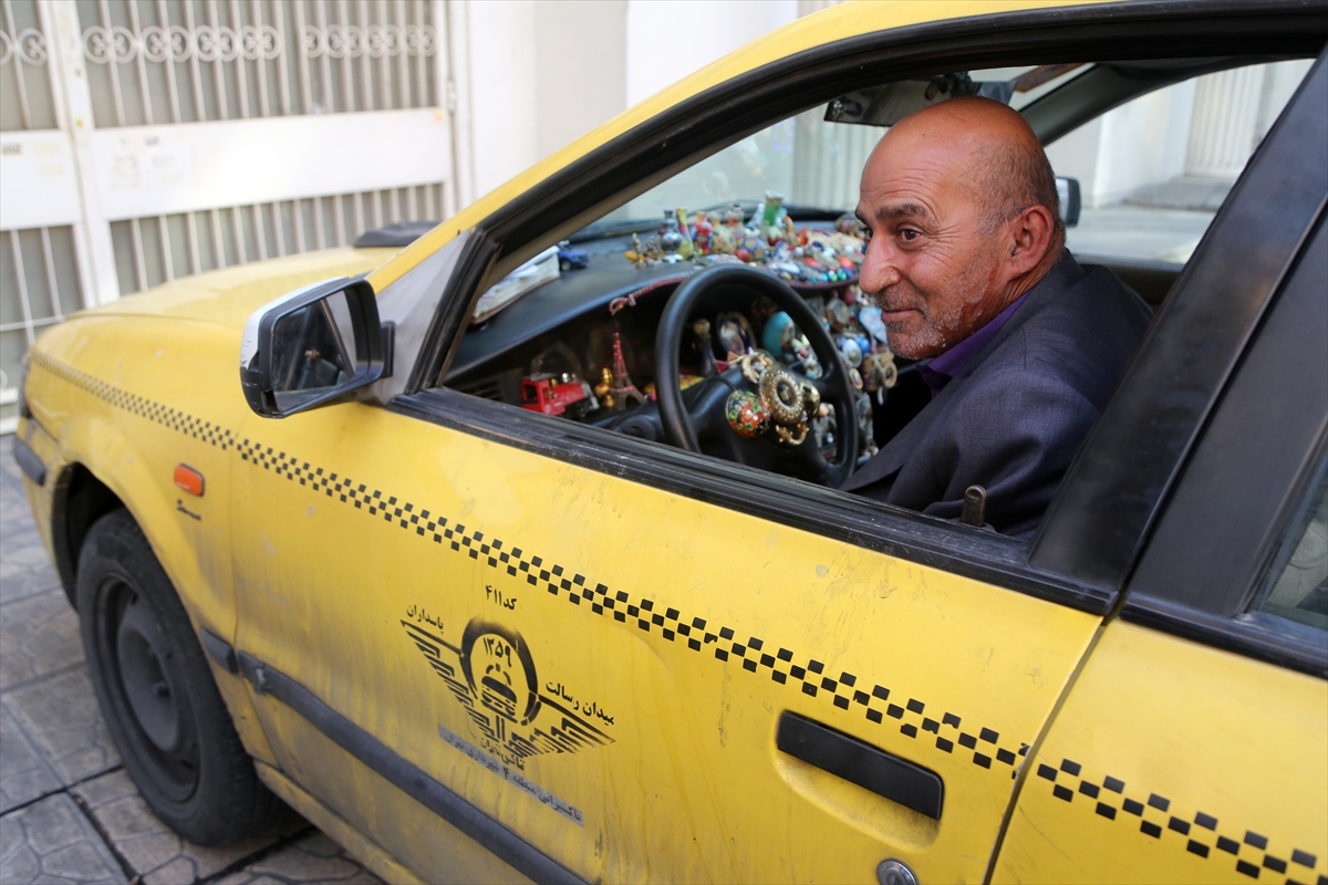 İranlı taksici el sanatlarıyla süslediği aracında müşterilerine müze havasında yolculuk yaptırıyor